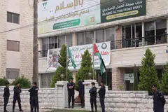 Para pegawai polis dilihat berada di luar pejabat Barisan Tindakan Islam di Jordan pada 23 April 2025.