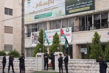 Para pegawai polis dilihat berada di luar pejabat Barisan Tindakan Islam di Jordan pada 23 April 2025.