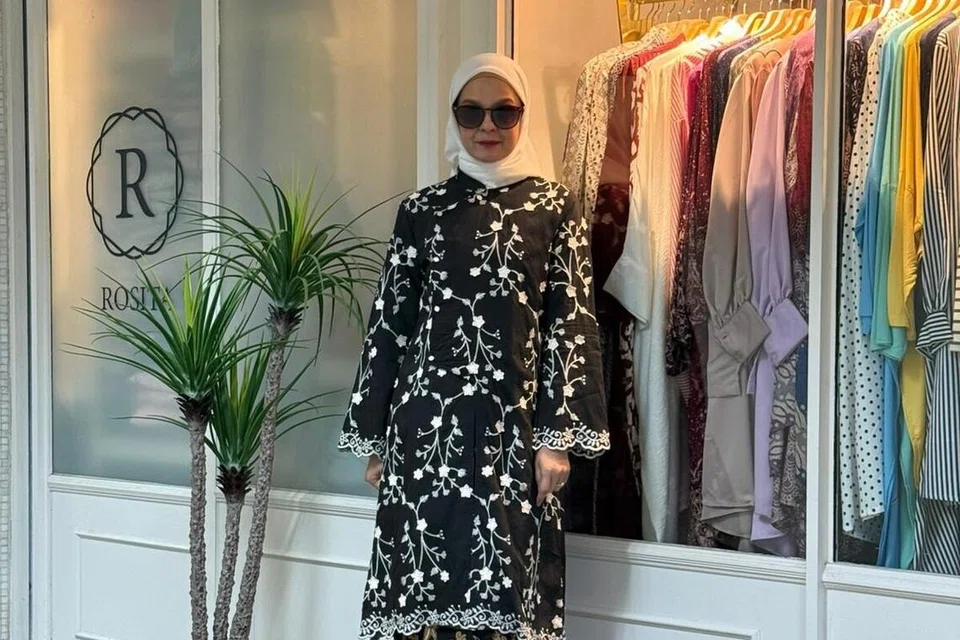 Ratna Kebaya Janggan ($59.90) dengan sulaman bunga merupakan antara koleksi terkini oleh Rosita by Rosita Hussin sempena Aidilfitri. 