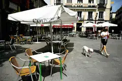 MADRID LENGANG: Seorang penduduk sedang berjalan-jalan di kawasan pusat bandar ibu kota Madrid yang dilaporkan sebagai antara tempat di Sepanyol paling terjejas dilanda wabak Covid-19. - Foto AFP