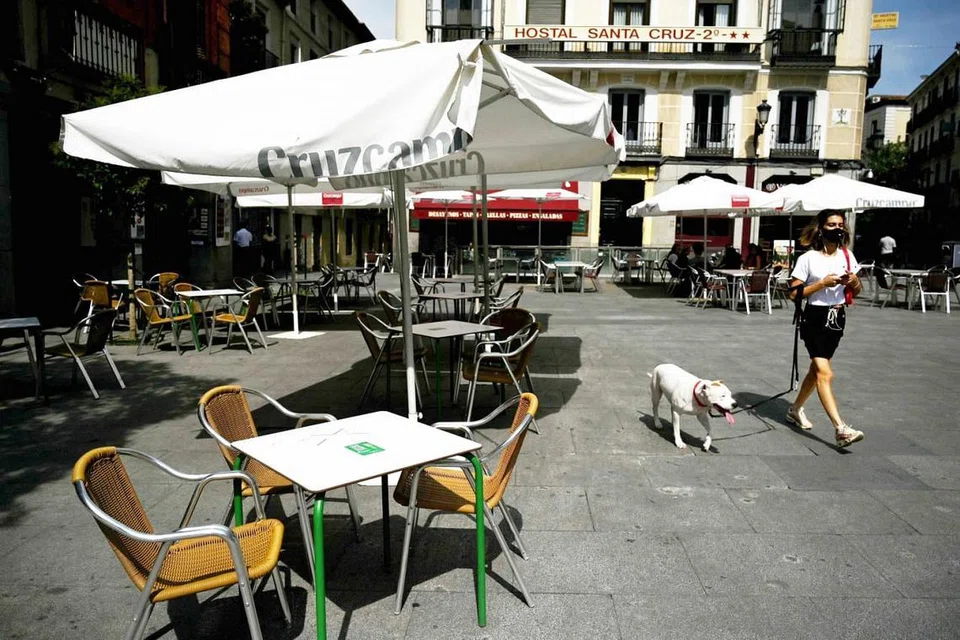 MADRID LENGANG: Seorang penduduk sedang berjalan-jalan di kawasan pusat bandar ibu kota Madrid yang dilaporkan sebagai antara tempat di Sepanyol paling terjejas dilanda wabak Covid-19. - Foto AFP