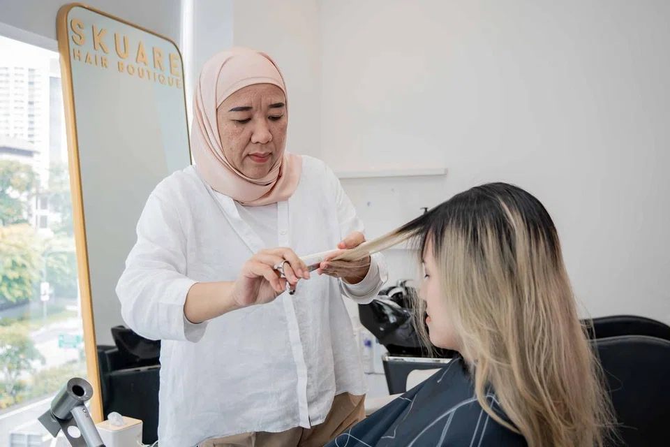 Cik Rudzaidah Darsurnik mempunyai pengalaman berbelas tahun mendandan golongan VIP, selebriti dan model antarabangsa sepanjang bekerja sebagai pendandan rambut sebelum akhirnya membuka salun rambut sendiri.