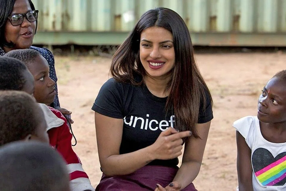 KOMEN DIKUTUK: Catatan pos Priyanka Chopra yang menyokong langkah Angkatan Udara India yang mengebom tapak yang disyaki pengganas di Pakistan, bulan lalu, telah dikutuk pengguna Internet. - Foto INTERNET