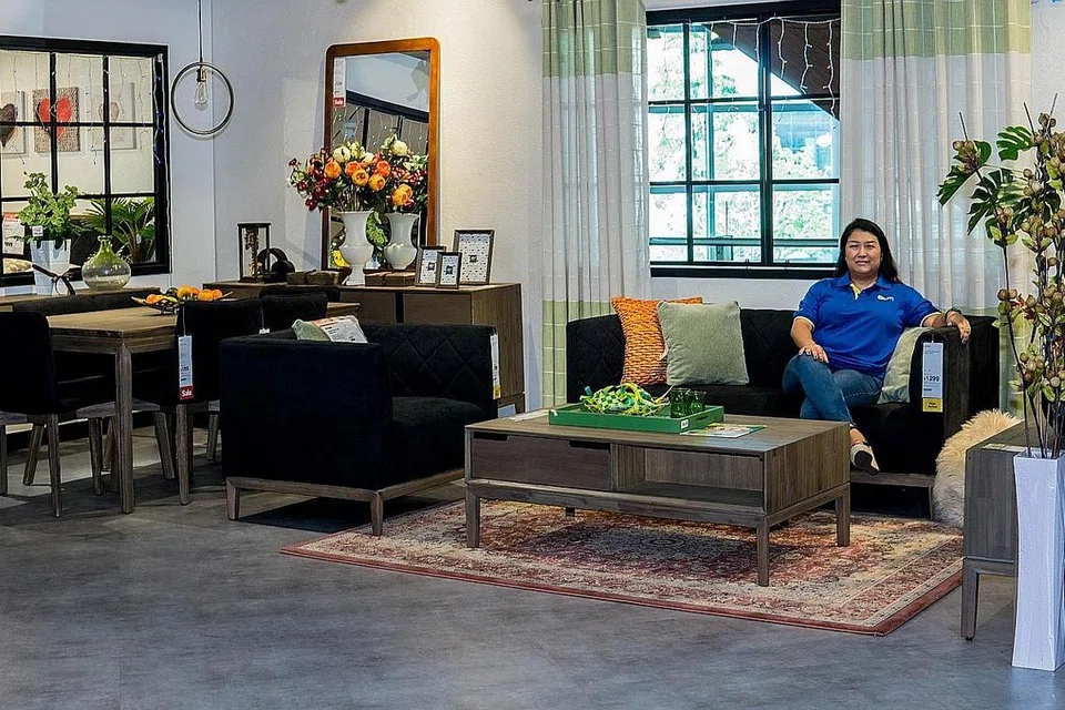 PENYERI RUMAH: Ketua Pembelian Perabot di Courts Asia Limited, Cik Norizan (atas), menunjukkan koleksi perabot 'Graham' yang sepadan, keluaran terbaru syarikat itu. - Foto BH oleh NUR DIYANA TAHA