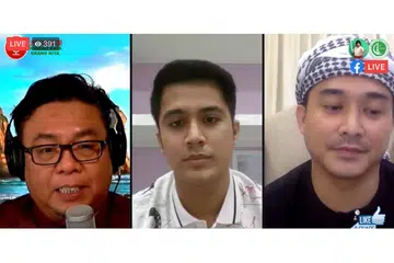 CURAHAN HATI: (Dari kanan) Aaron Aziz, Aliff Aziz dan Suhaimi Yusof menyertai sesi 'Live' di Facebook. Di sesi itu Aliff berkongsi keinginan mahu membuka lembaran baru setelah melalui detik hitam dalam hidupnya. - Foto JAMIYAH SINGAPURA