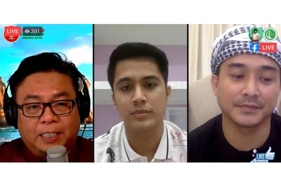 CURAHAN HATI: (Dari kanan) Aaron Aziz, Aliff Aziz dan Suhaimi Yusof menyertai sesi 'Live' di Facebook. Di sesi itu Aliff berkongsi keinginan mahu membuka lembaran baru setelah melalui detik hitam dalam hidupnya. - Foto JAMIYAH SINGAPURA