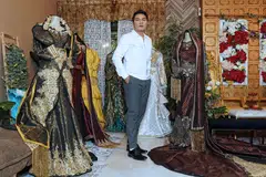 Pengarah urusan studio pengantin, Grandeur Fai Wedding, Encik Ahmad Faisal Sabtu, akan mengadakan pameran koleksi 100 busana pengantin pada tahun baru 2025. 