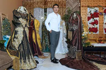 Pengarah urusan studio pengantin, Grandeur Fai Wedding, Encik Ahmad Faisal Sabtu, akan mengadakan pameran koleksi 100 busana pengantin pada tahun baru 2025. 