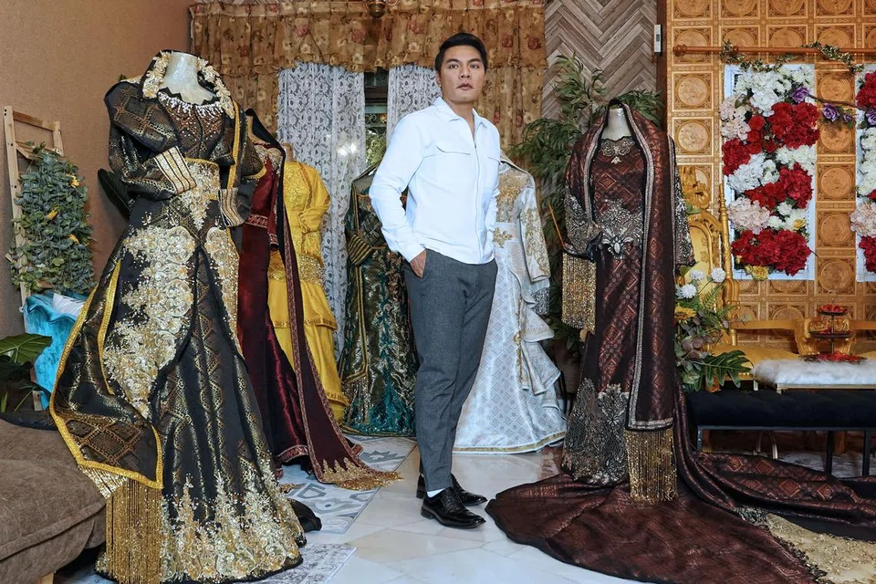 Pengarah urusan studio pengantin, Grandeur Fai Wedding, Encik Ahmad Faisal Sabtu, akan mengadakan pameran koleksi 100 busana pengantin pada tahun baru 2025. 