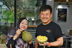 Cik Siti Noranini Mohd Yajib dan pemilik ‘The Durian Story’, Encik Jonathan Tee mengenali satu sama lain sejak lima tahun lalu tetapi ini kali pertama Cik Siti membantunya sebagai penjual durian.