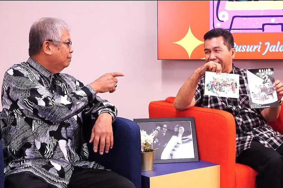 MUNCUL DI BM SHOW: Zainal Ihim semasa masih sihat pada November lalu, muncul sebagai tetamu dalam The BM Show bersama Husin Saaban (atas). - Foto fail 