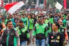 Ribuan pemandu kereta sewa privet membanjiri kawasan Patung Kuda di Jakarta pada 20 Mei dalam satu protes besar-besaran menyuarakan kemarahan terhadap sistem upah dan syarat kerja yang dianggap menindas. 
