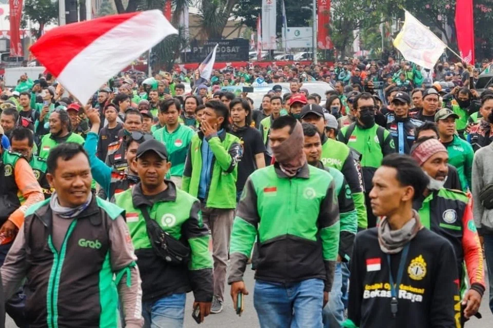 Ribuan pemandu kereta sewa privet membanjiri kawasan Patung Kuda di Jakarta pada 20 Mei dalam satu protes besar-besaran menyuarakan kemarahan terhadap sistem upah dan syarat kerja yang dianggap menindas. 