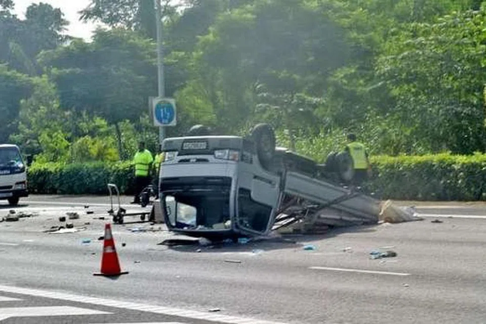 Lori ini terbalik akibat kesan kemalangan di SLE Selasa lalu. Pemandu dan seorang penumpangnya dihantar ke hospital. Gambar Shinmin 