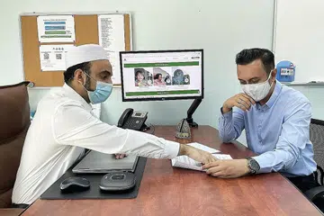 JIWA MASYARAKAT: Dr Abdul Qader Al-aidaroos (kiri) yang dulu merupakan saintis barah meningalkan tugas penyelidikan sepenuh masanya di A*Star selama 11 tahun untuk menyahut cabaran dalam bidang kerja sosial selaku Pengarah Eksekutif sepenuh masa MTFA. Beliau bersama Encik Saiful Karim (kanan), pengurus projek khas MTFA.- Foto MTFA dan fail