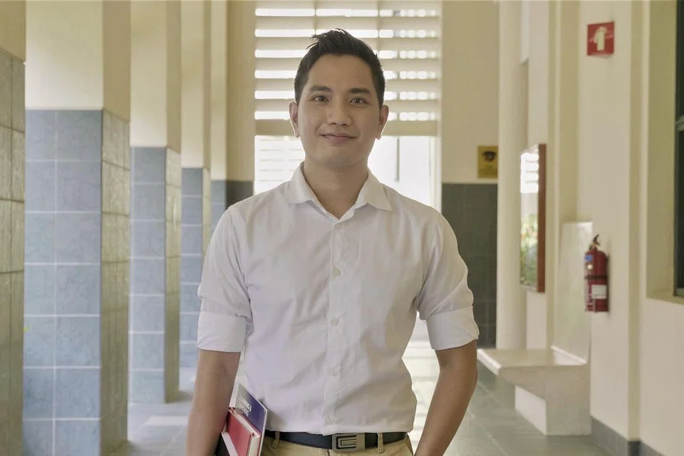 TERKEJUT DAN BERSYUKUR: Encik Wan Muhammad Aliff menerima dua anugerah sewaktu Majlis Tamat Pengajian Guru-Guru Institut Pendidikan Nasional, Universiti Teknologi Nanyang (NIE/NTU) yang diadakan dalam talian baru-baru ini. - Foto NIE