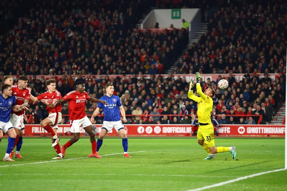 Pemain Nottingham Forest, Ryan Yates, menjaringkan gol pertama melalui tandukan yang melepasi penjaga gol Ipswich Town, Alex Palmer.