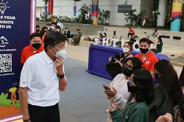 BERI SOKONGAN: Encik Ng berinteraksi bersama beberapa pelajar daripada ITE Kolej Barat di Hab Belia yang dilancarkan di sekolah itu buat pertama kali semalam. - Foto ZAOBAO