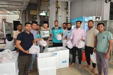 SalamSG Korban (SSGK) dan pihak masjid bekerja rapat dengan pelbagai pertubuhan dan agensi, termasuk bantuan daripada kumpulan pekerja migran, untuk mengagihkan daging korban.