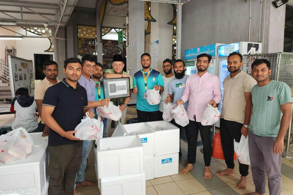 SalamSG Korban (SSGK) dan pihak masjid bekerja rapat dengan pelbagai pertubuhan dan agensi, termasuk bantuan daripada kumpulan pekerja migran, untuk mengagihkan daging korban.