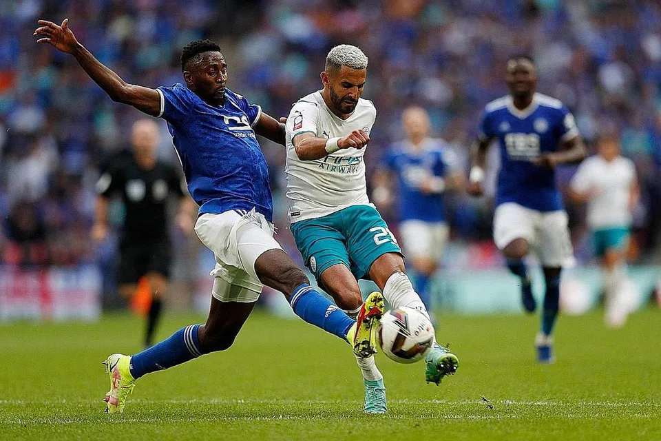 CITY TEWAS DALAM SAINGAN PERISAI MASYARAKAT: Pemain midfield Manchester City, Riyad Mahrez (kanan) dikawal ketat oleh pemain Leicester Wilfred Ndidi sewaktu perlawanan Perisai Masyarakat yang dimenangi Leicester dengan gol 1-0 - Foto AFP 