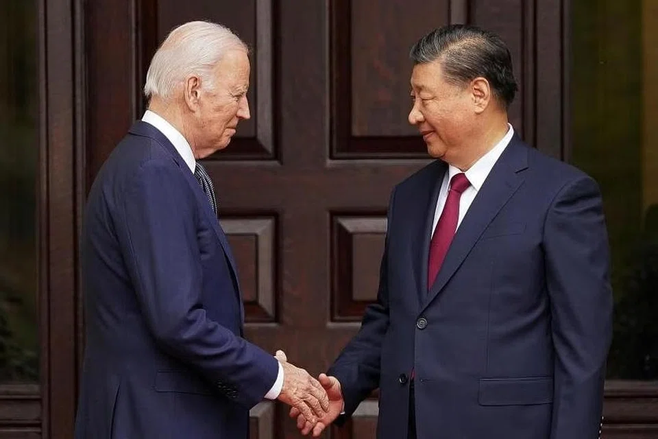 PERTAMA KALI BERTEMU DALAM SETAHUN: Presiden Amerika Syarikat, Encik Joe Biden (kiri) dan Presiden China, Encik Xi Jinping, akur untuk perbaiki hubungan dua hala, semasa pertemuan di California pada Rabu.