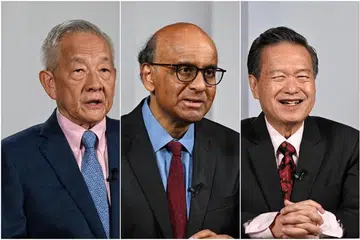 SEBELUM TEMPOH BERTENANG: Encik Ng Kok Song, Encik Tharman Shanmugaratnam, dan Encik Tan Kin Lian, dalam siaran calon Presiden terakhir pada Rabu malam sebelum Hari Bertenang.