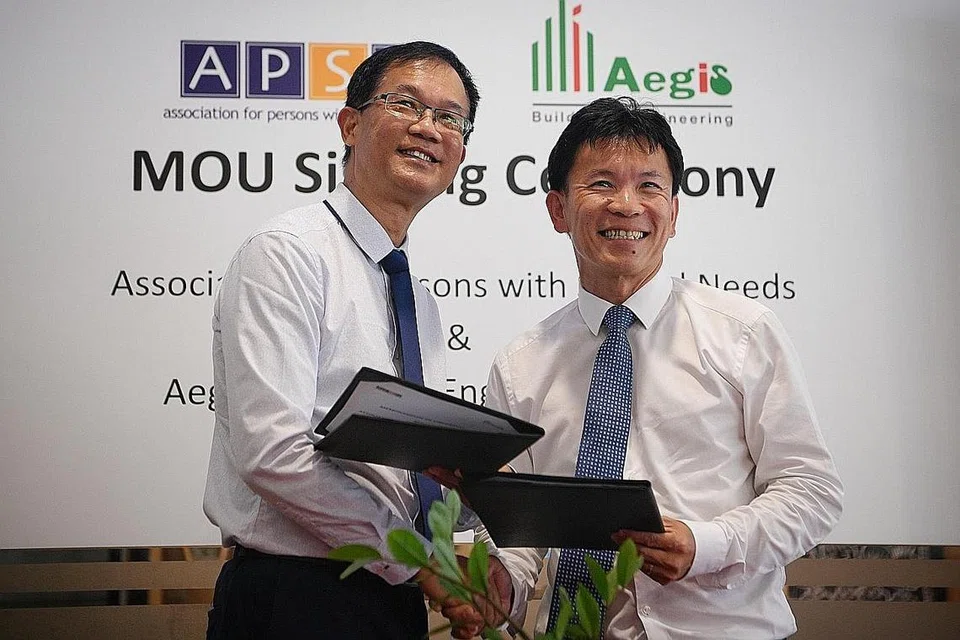 MEMORANDUM PERSEFAHAMAN: Dr Christopher Tay (kiri) menandatangani memorandum persefahaman dengan pengarah urusan Aegis, Encik Yeong Wai Teck semalam. - Foto BH oleh MARK CHEONG