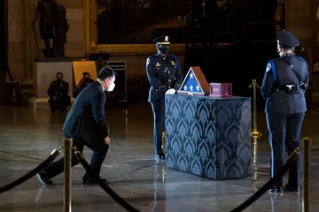 SANJUNGAN NEGARA: Jenazah anggota polis mendiang Brian Sicknik ditempatkan di ruang legar atau 'rotunda' Capitol untuk membolehkan anggota keselamatan memberi penghormatan terakhir sebelum disemadikan di Pusara Nasional Arlington kelmarin. - Foto EPA-EFE