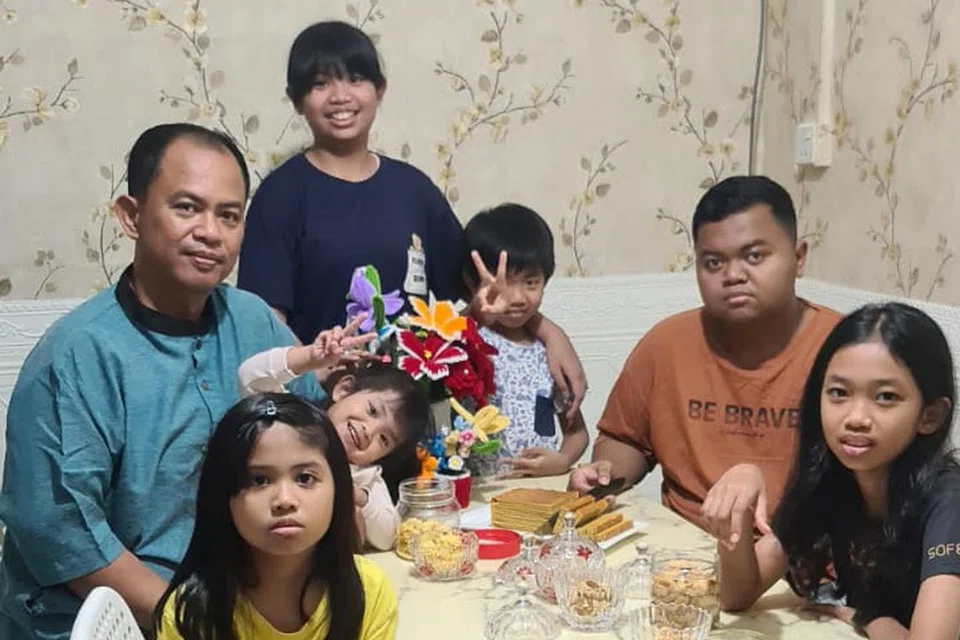 Encik Asman Abdullah (berbaju biru) menyusun masa dengan teliti agar dapat menguruskan keperluan enam anaknya (dari kiri) Nurzahirah Damia Badriah, 10 tahun; Nurhannah Badriah, tiga tahun; Nurzahra Badriah, 14 tahun; Muhammad Rayyan Ayman Hakim, tujuh tahun; Muhammad Irfan Hakim, 25 tahun; dan Nur Zarith Sofiah Badriah, 12 tahun, di samping bekerja dan melakukan kerja sukarelawan.