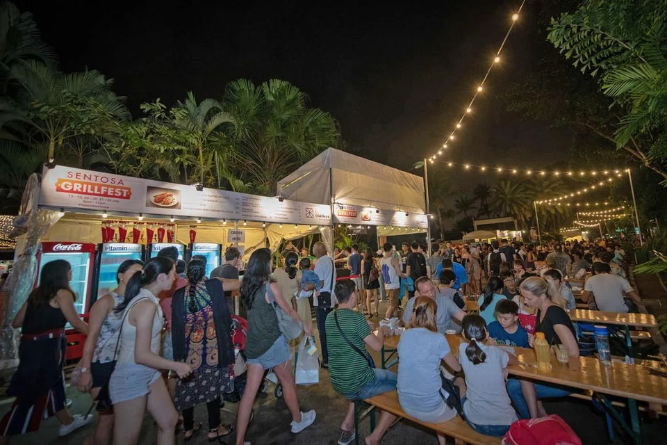 PELBAGAI SAJIAN: Kegiatan yang berlangsung tidak akan lengkap tanpa sajian berbilang seperti acara Sentosa Grillfest yang menyediakan pelbagai sajian menarik. - Foto SDC 