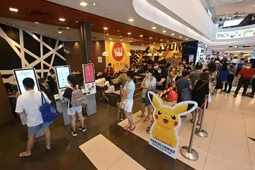 TIDAK BERATUR PANJANG: Orang ramai beratur bagi bekas Pikachu di cawangan McDonald's di Tampines Mall pagi tadi.