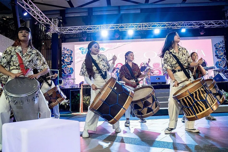 BERGEBNDANG: Persembahan kumpulan Bloco Bonita pada Gala Laga 2019. - Foto fail