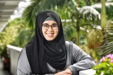 TERUS TIMBA PENGALAMAN: Cik Iylia Nurliyana Shafie berkata sebagai PMET dalam era teknologi hari ini, cabaran yang dihadapi berbeza dan memerlukan kemahiran yang terus dipertingkatkan. - Foto BH oleh DESMOND WEE