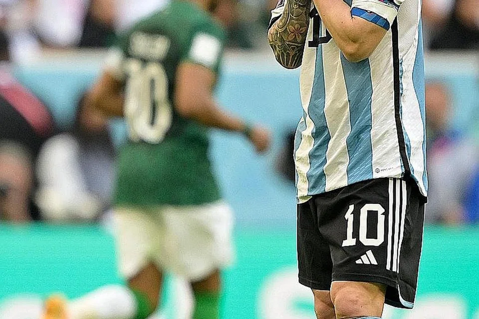 HAMBAR: Reaksi Messi selepas Argentina tewas 1-2 kepada Arab Saudi kelmarin. - Foto AFP