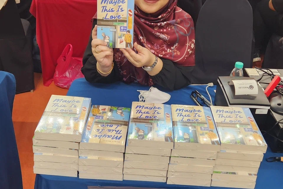 Maria Mahat menyertai Pesta Buku Antarabangsa Kuala Lumpur (PBAKL) pada Mei 2025, bagi mempromosikan novel beliau, ‘Maybe This Is Love’.