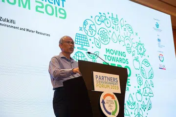 BENTANG CABARAN: Encik Masagos berkata, berdasarkan sains pada masa ini, saintis iklim di Singapura menganggarkan paras laut purata boleh meningkat sehingga satu meter menjelang 2100 atau lebih awal, jika ais jadi cair lebih pantas di Antartika. - Foto MEWR