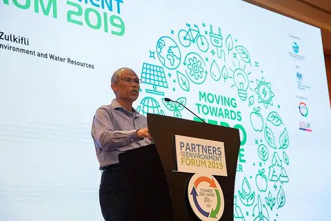BENTANG CABARAN: Encik Masagos berkata, berdasarkan sains pada masa ini, saintis iklim di Singapura menganggarkan paras laut purata boleh meningkat sehingga satu meter menjelang 2100 atau lebih awal, jika ais jadi cair lebih pantas di Antartika. - Foto MEWR