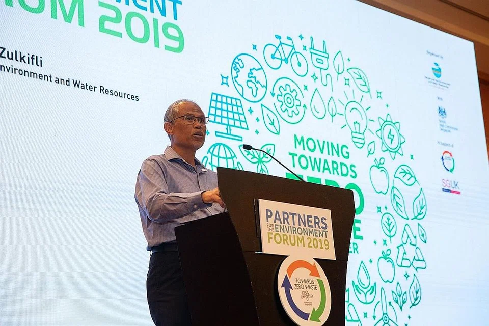 BENTANG CABARAN: Encik Masagos berkata, berdasarkan sains pada masa ini, saintis iklim di Singapura menganggarkan paras laut purata boleh meningkat sehingga satu meter menjelang 2100 atau lebih awal, jika ais jadi cair lebih pantas di Antartika. - Foto MEWR