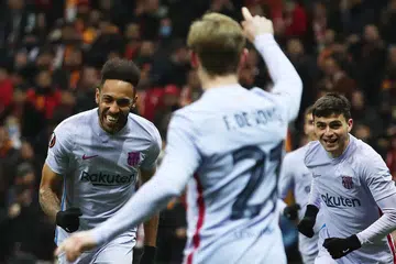 TIDAK MENYERAH KALAH: Aubameyang (kiri) meraikan golnya bersama rakan sepasukan Frenkie de Jong dalam kemenangan 2-1 Barcelona ke atas Galatasaray kelmarin. - Foto EPA-EFE