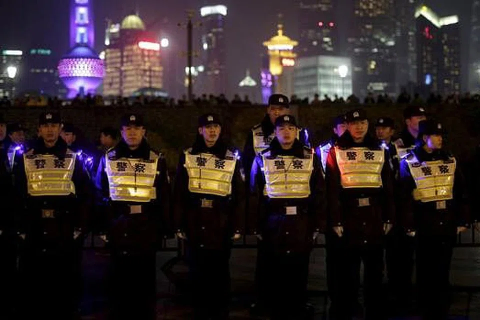 DI SERATA DUNIA... BERJAGA-JAGA: Para pegawai polis berkawal di tapak kejadian rempuhan yang membunuh 36 orang semasa sambutan tahun baru tahun lalu di Bund di Shanghai, China. Tiada sambutan di lokasi itu bagi meraikan Tahun Baru 2016. - Foto-foto REUTERS