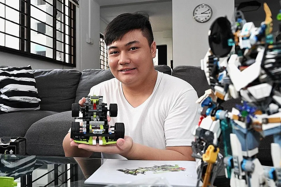 "Kita perlu terus cabar diri untuk melangkah ke hadapan, ketahui diri anda sendiri, terus raih kemahiran dalam apa yang anda gemari. Jika ada tersilap langkah, hadapi dengan berani dan belajar daripadanya. Individu berkeperluan khas seperti kita juga perlu berada di samping dan membantu satu sama lain capai impian, cabaran ini perlu kita hadapi bersama.'' - Encik Muhammad Rifky (atas).