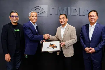Menteri Besar Johor, Datuk Onn Hafiz Ghazi (dua dari kanan) menyerahkan cenderamata kepada Pengarah Pembangunan Perniagaan Global bagi Bandar Pintar dan Ruang Nvidia, Encik Jumbi Edulbehram (dua dari kiri).