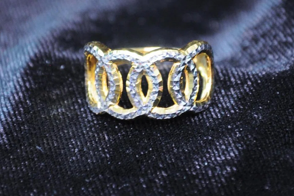 Antara cincin yang dipilih pembeli muda adalah cincin emas dua warna (dianggarkan berharga sekitar $400 bergantung pada saiz jari) daripada Golden Chance.