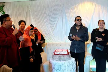 SYUKUR: Pemilik The Orange Ballroom, Encik Syah Ibrahim (dua dari kanan), melahirkan rasa syukur akan sokongan masyarakat kepada The Orange Ballroom, yang bertahan hingga ke hari ini. - Foto INIAZ RAHIM