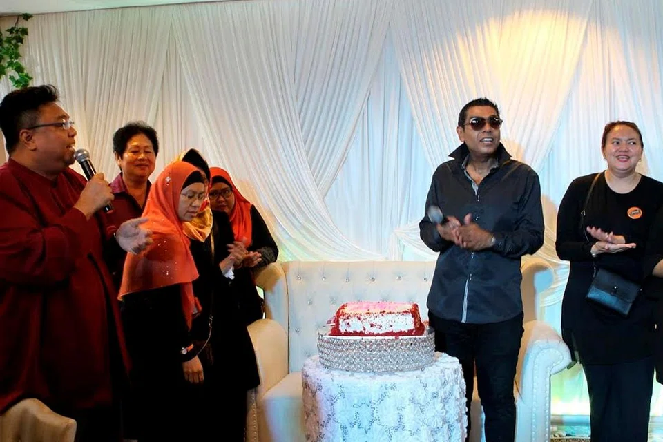 SYUKUR: Pemilik The Orange Ballroom, Encik Syah Ibrahim (dua dari kanan), melahirkan rasa syukur akan sokongan masyarakat kepada The Orange Ballroom, yang bertahan hingga ke hari ini. - Foto INIAZ RAHIM