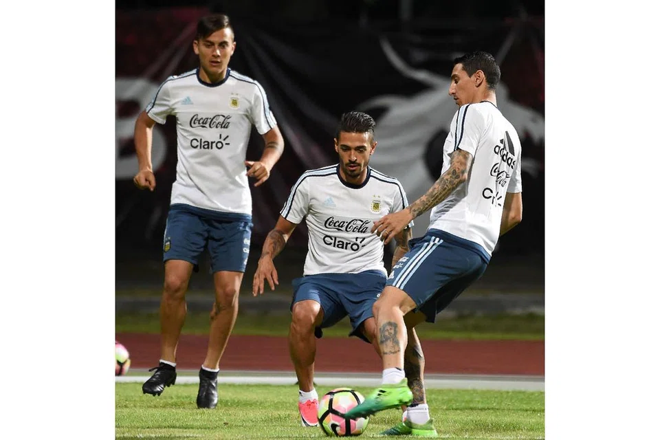 TARIKAN UTAMA: Bintang sayap Argentina, Angel di Maria (kanan), menyertai latihan pasukannya di sini menjelang pertemuan dengan Singapura di Stadium Negara malam ini. - Foto AFP