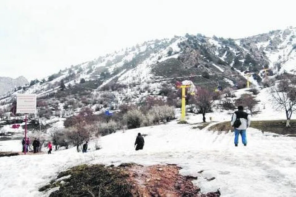 SESEJUK SWITZERLAND: Banjaran di Chimyon, 80 kilometer dari Tashkent, ibu kota Uzbekistan, yang diliputi salji pada musim sejuk, menjadi tarikan penduduk setempat dan pelancong untuk beriadah.