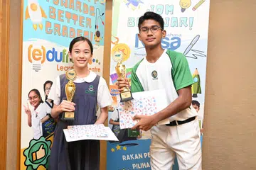PEMENANG PERADUAN: Muhammad Akhmal Salleh (kanan) dan Myra Safira Muhammad Khalil (kiri)  adalah antara pemenang Peraduan “Saya boleh Mengarang” yang memasuki tahun keenam tahun ini.
