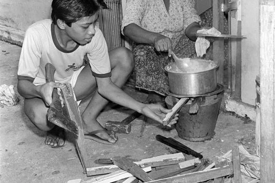 Bekalan gas yang terputus di saat-saat ia amat diperlukan, pada malam Hari Raya, mendorong beberapa penduduk di sebuah estet perumahan untuk menggunakan kayu sebagai bahan api untuk menyiapkan juadah Lebaran. Gambar ini diambil pada 1979.